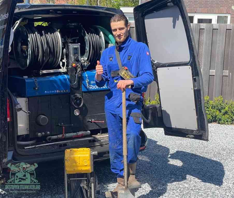 Een tevreden monteur met opgestoken duim naast de bestelbus, slim ingrijpen bespaart kosten bij een verstopte afvoer in Steenwijkerland