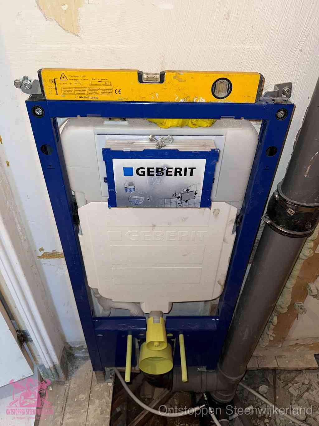 Een Geberit inbouwreservoir met frame voor een hangtoilet tegen de wand, met de afvoerbocht naar de vloer, kenmerkend voor een verstopt hangtoilet in Steenwijkerland