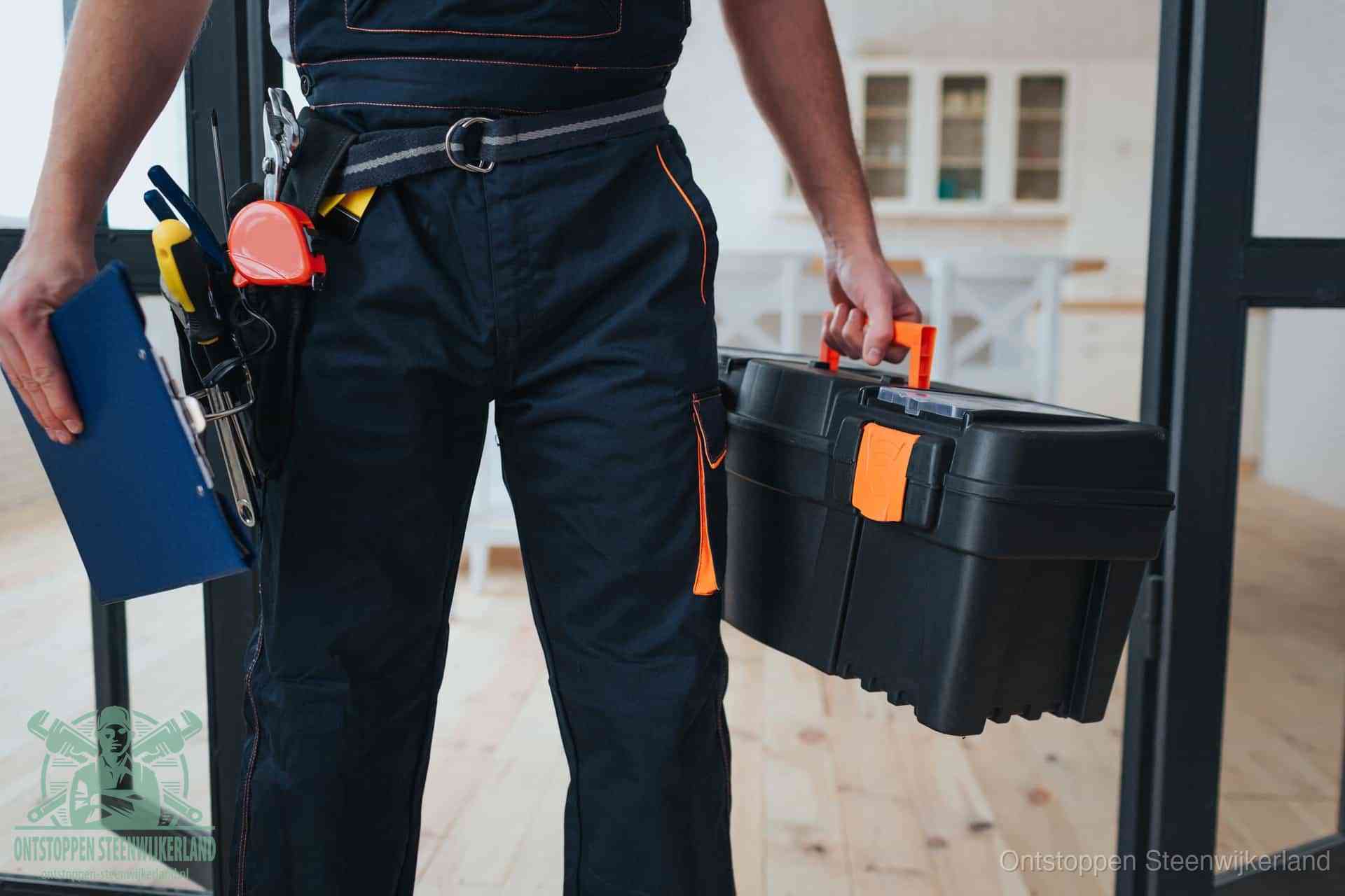 Een monteur met gereedschapsriem en klembord, klaar om een transparante prijs voor het afvoer ontstoppen in Steenwijkerland te geven