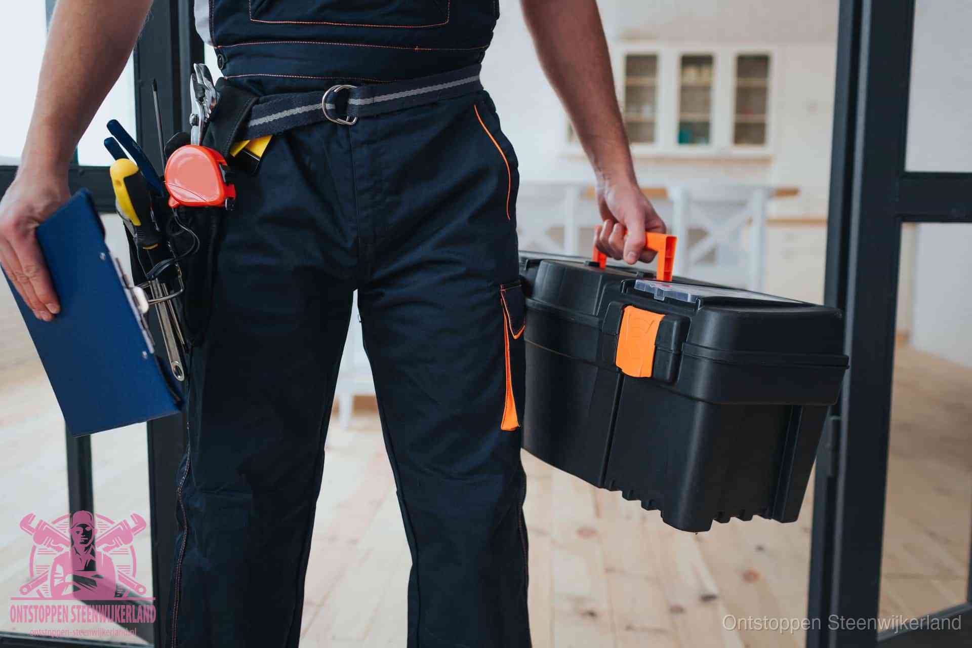 Een monteur met gereedschapsriem en klembord, klaar om een transparante prijs voor het wc ontstoppen in Steenwijkerland te geven