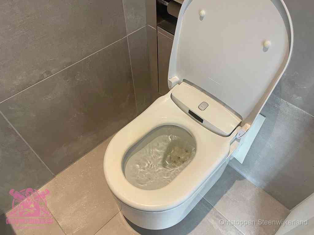 Een toiletpot vol troebel water met drijvend papier en restanten, de meest voorkomende oorzaak van een verstopte wc in Steenwijkerland