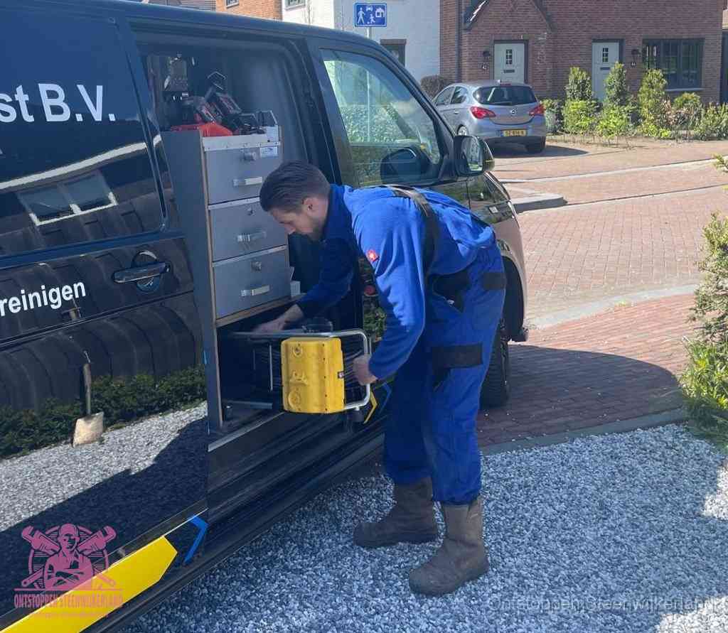 Een monteur pakt apparatuur uit de bedrijfsbus voor service aan huis, het moment om een professional in te schakelen in Steenwijkerland
