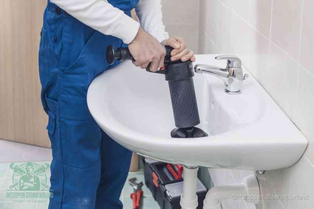 Een te ruwe doe-het-zelf poging met een hand-pomp op de afvoer van een badkamer-wastafel, een van de veelgemaakte fouten bij afvoer ontstoppen in Steenwijkerland
