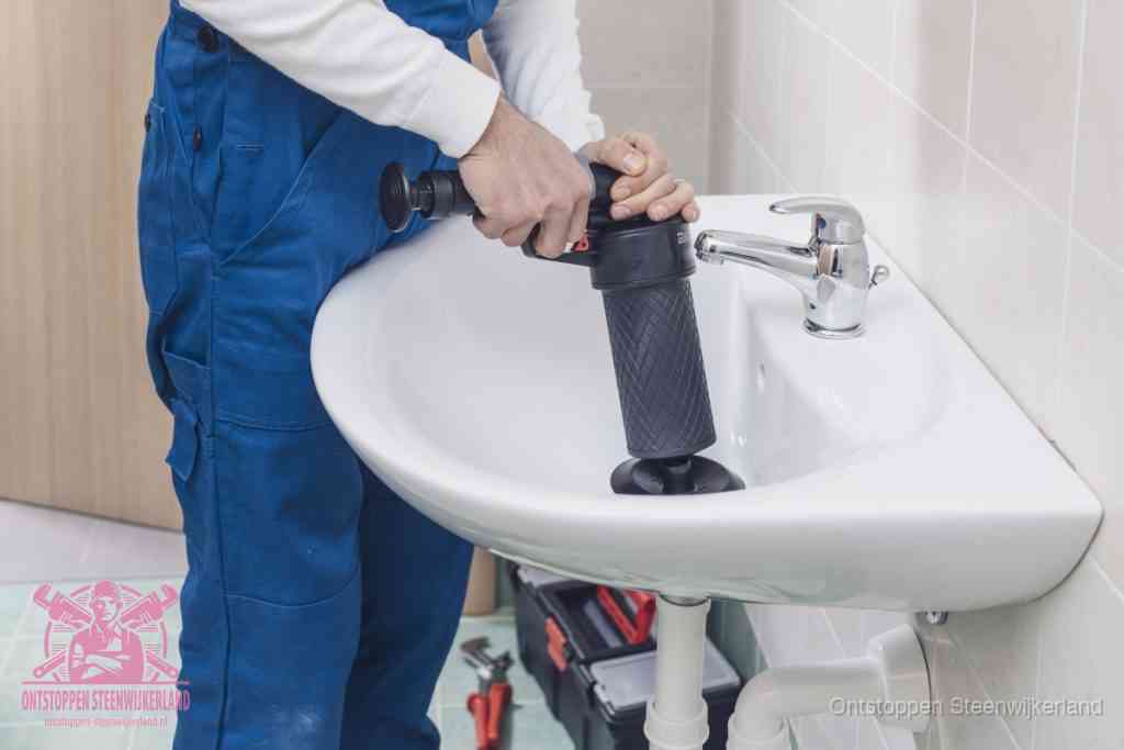 Een te ruwe doe-het-zelf poging met een handmatige perslucht-ontstopper op een sanitair-afvoer, een van de veelgemaakte fouten bij wc ontstoppen in Steenwijkerland