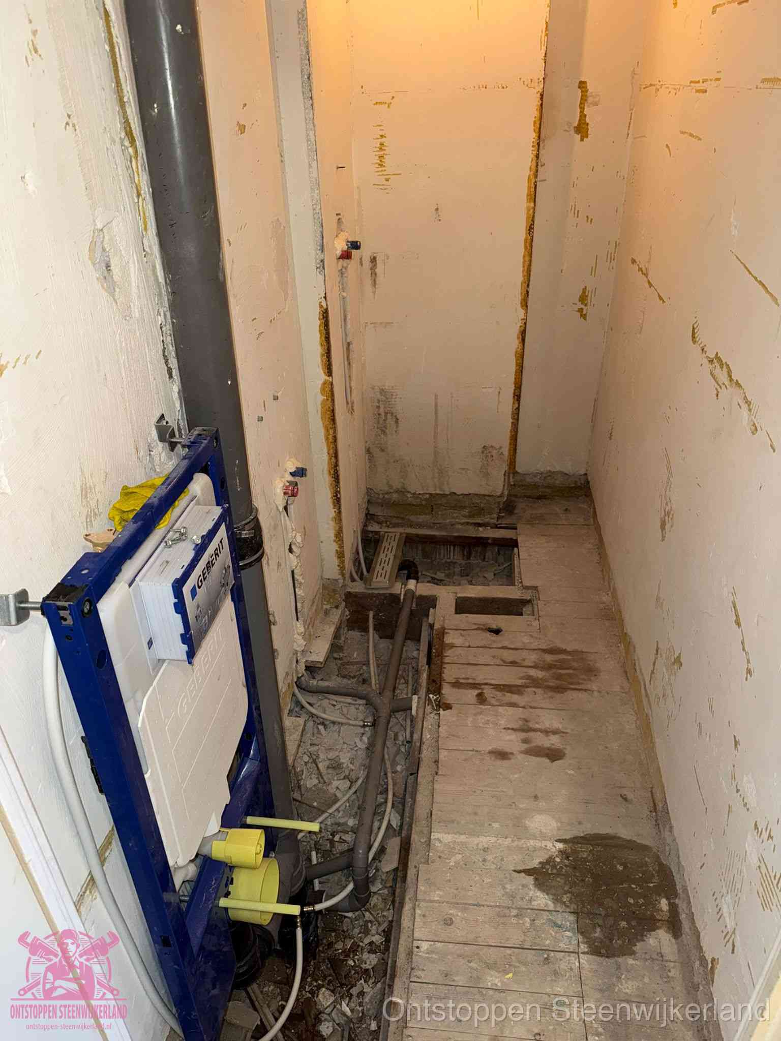 Een opgebroken toiletruimte tijdens renovatie met een Geberit inbouwreservoir en blootliggende oude afvoerleidingen, typisch voor oudere woningen in Steenwijkerland